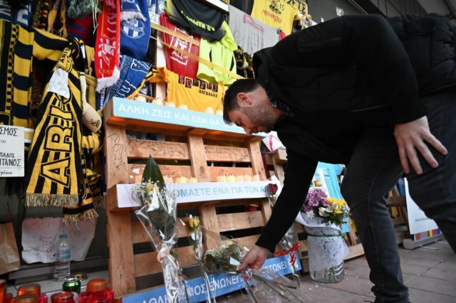 Ο Πρόεδρος του ΠΑΣΟΚ-Κινήματος Αλλαγής, Νίκος Ανδρουλάκης, απέτισε φόρο τιμής στη μνήμη του Άλκη Καμπανού αφήνοντας λίγα λουλούδια στο σημείο της δολοφονίας του στη Θεσσαλονίκη.
