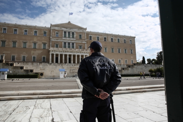 Αστυνομία έξω από τη Βουλή