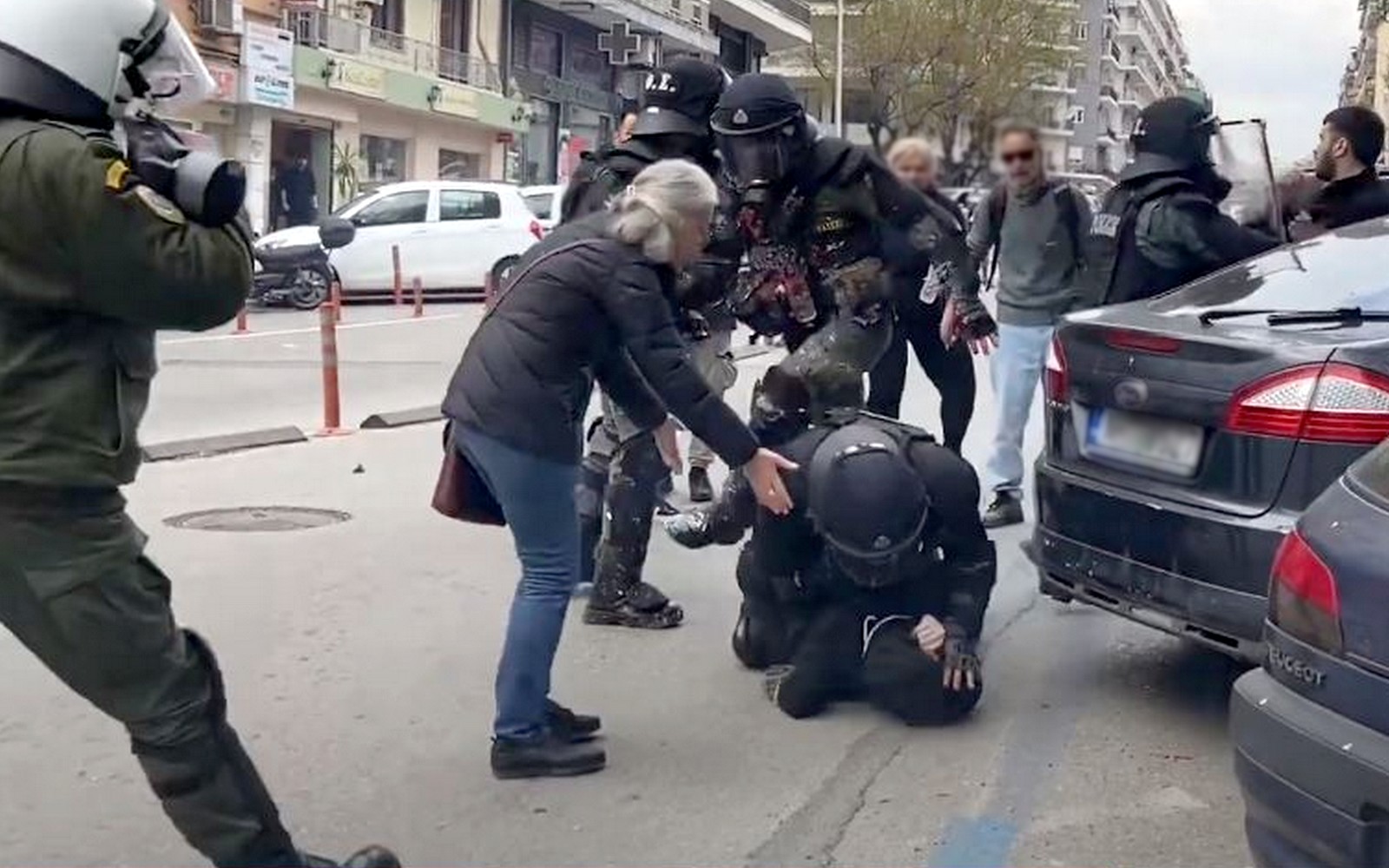 Θεσσαλονίκη: Άνδρας των ΜΑΤ χτυπά διαδηλωτή στην πορεία για τα Τέμπη – Βίντεο
