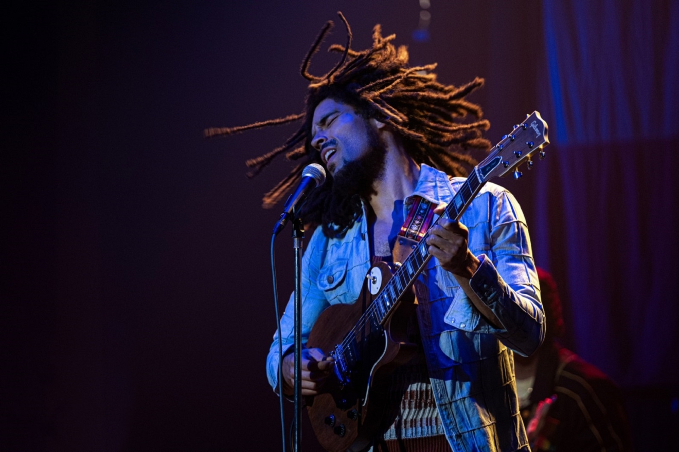 «Ο Μπομπ Μάρλεϊ ήταν πολλά περισσότερα από ένας μουσικός»: Πώς γυρίστηκε η βιογραφία “Bob Marley: One Love”