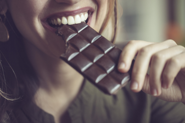 Γιατί θέλουμε πάντα να “ισιώνουμε” τη σοκολάτα που τρώμε