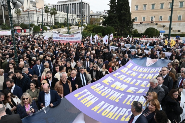 Μετά τους αγρότες, η κυβέρνηση φοβάται νέο “κίνημα της γραβάτας”