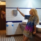 Μετά το “Παλαβό Πορνό”, ο Ράντου Ζούντε μάς εξηγεί πώς έφτασε στο “Τέλος του Κόσμου”