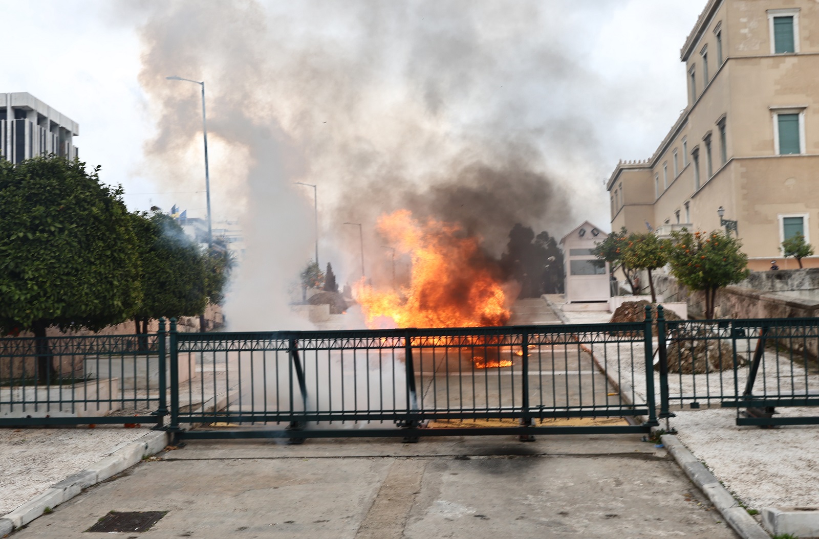 Επεισόδια στην πορεία για τα θύματα των Τεμπών