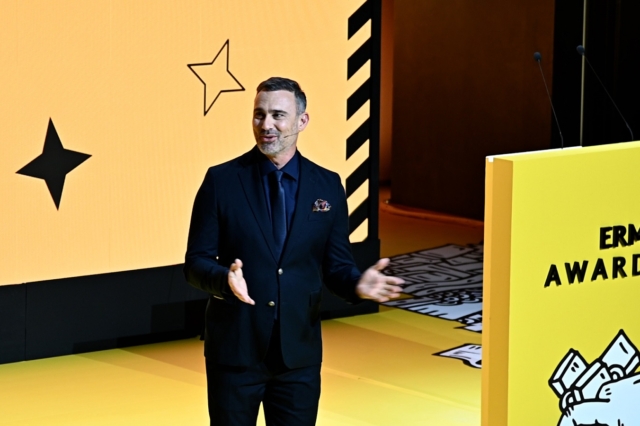 Ο Γιώργος Καπουτζίδης στην παρουσίαση των Ermis Awards 2023