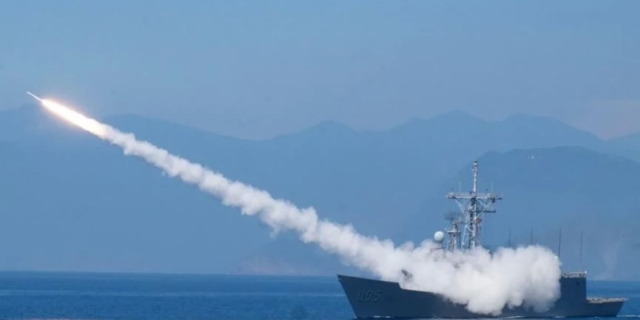 Φρεγάτα εκτοξεύει αντιαεροπορικό πύραυλο (φωτογραφία αρχείου)