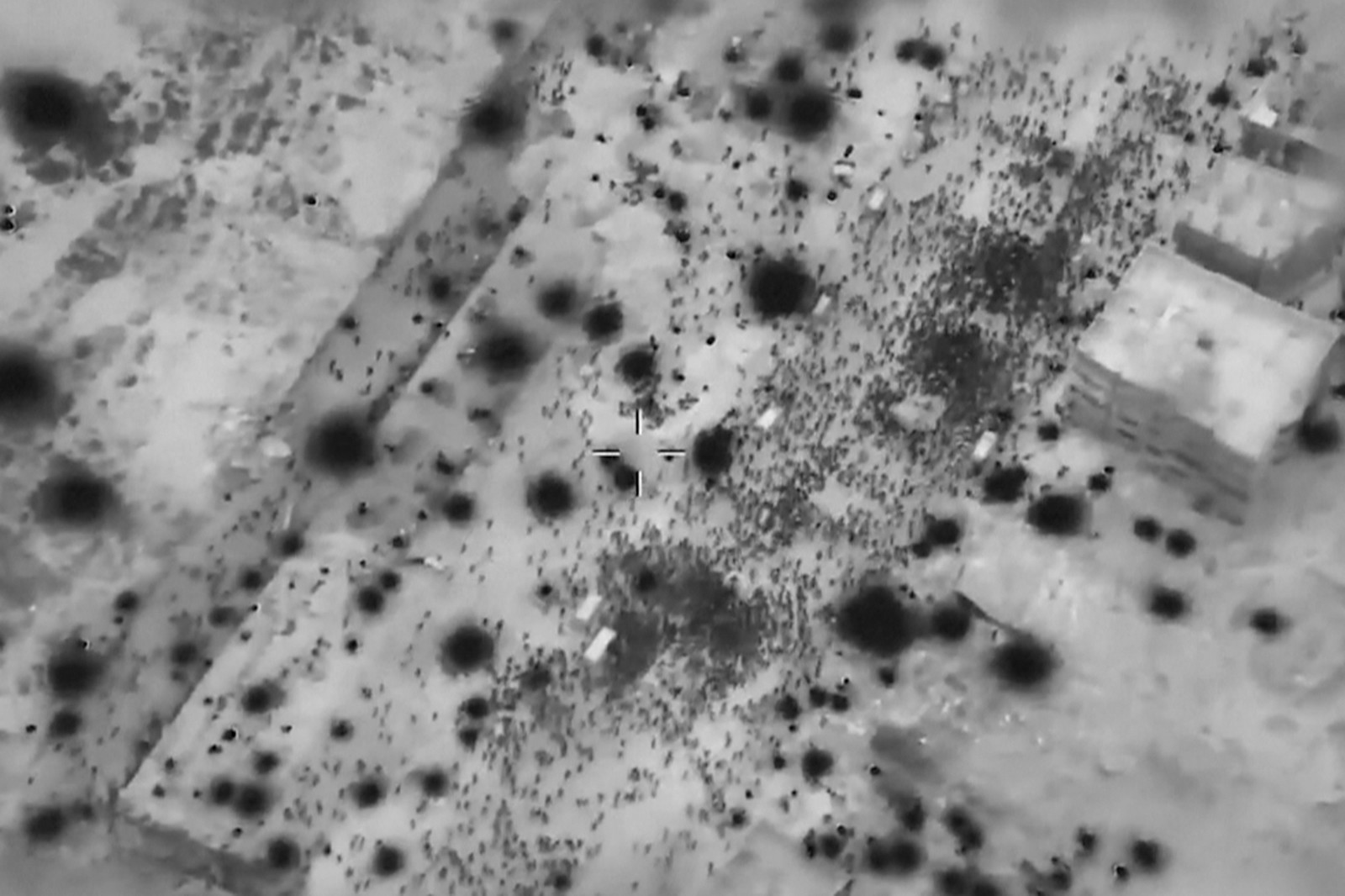 Φωτογραφία που έδωσαν στη δημοσιότητα μέλη του ισραηλινού στρατού, στην οποία φαίνονται Παλαιστίνιοι να περικυκλώνουν τα φορτηγά ανθρωπιστικής βοήθειας