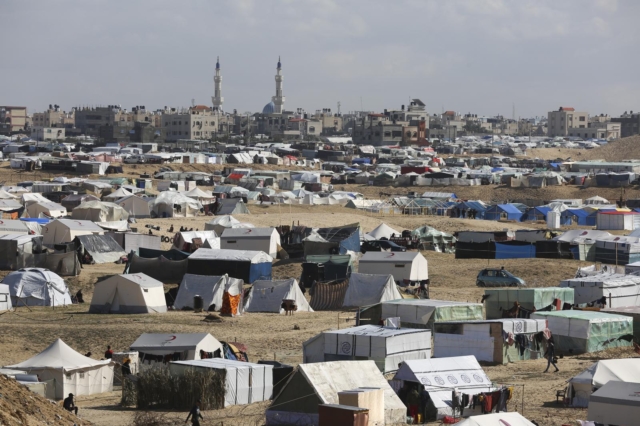 Παλαιστίνιοι σε καταυλισμό κοντά στα σύνορα της Αιγύπτου με τη Ράφα (φωτογραφία αρχείου)