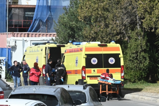 Ασθενοφόρα του ΕΚΑΒ στη ναυτιλιακή εταιρεία στη Γλυφάδα, όπου έγινε η φονική επίθεση