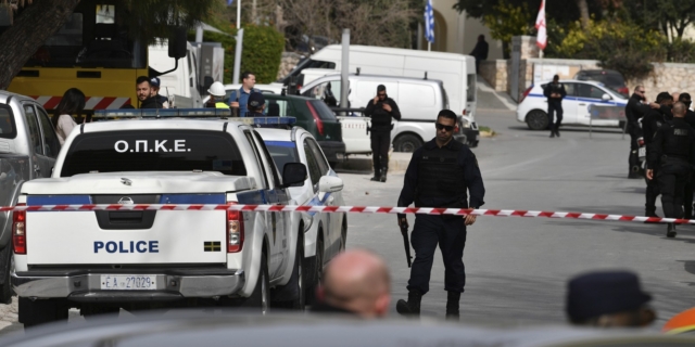 Πυροβολισμοί στη Γλυφάδα: Δύο νεκροί και ένας τραυματίας
