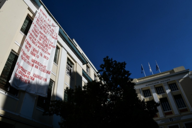 Υπό κατάληψη για σήμερα η ΑΣΟΕΕ, μετά από απόφαση της Γενικής Συνέλευσης του φοιτητικού συλλόγου της σχολής. Οι φοιτητές του Οικονομικού Πανεπιστημίου κλιμακώνουν τις κινητοποιήσεις τους, μετά τις πρόσφατες εξελίξεις που αφορούν την επίθεση καθηγητή μέσα στο αμφιθέατρο της σχολής. Στην ανακοίνωσή του ο φοιτητικός σύλλογος ζητά την απομάκρυνση του συγκεκριμένου καθηγητή, ο οποίος ελέγχεται από τη Δικαιοσύνη για οικονομικές υποθέσεις, αλλά και για αδικήματα σεξουαλικής φύσης, απαιτώντας, παράλληλα, «να δημοσιοποιηθούν τα πρακτικά της Συγκλήτου από τη συνεδρίαση που αφορούσε το συγκεκριμένο θέμα και να παραιτηθούν όλοι οι εμπλεκόμενοι στη συγκάλυψη, και ο πρύτανης, Δημήτρης Μπουραντώνης».Μεταξύ άλλων, διεκδικούν δωρεάν επαναλαμβανόμενα rapid test για όλους τους φοιτητές, μέτρα προστασίας της υγείας των φοιτητών, ισότιμης πρόσβασης στην επερχόμενη εξεταστική, ενώ απορρίπτουν την προοπτική πανεπιστημιακής αστυνομίας, Παρασκευή 14 Ιανουαρίου 2022