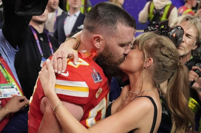 Super Bowl: Οι τρομερές αντιδράσεις της Τέιλορ Σουίφτ και το φιλί με τον Τράβις Κέλσι