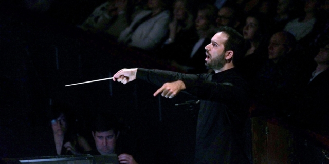 Κορνήλιος Μιχαηλίδης: “Η ευαλωτότητα των μουσικών μπορεί να αποτελέσει πηγή απόλαυσης για το κοινό”