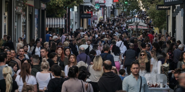 Κόσμος στην Ερμού