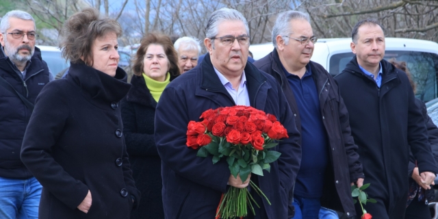 Ο Δημήτρης Κουτσούμπας στον τόπο της τραγωδίας των Τεμπών