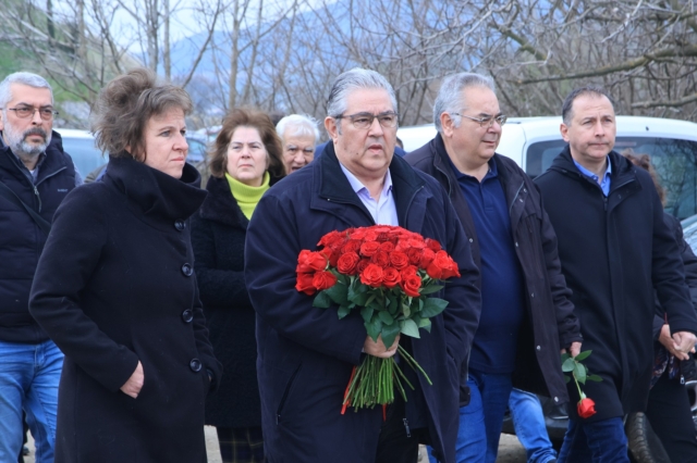 Ο Δημήτρης Κουτσούμπας στον τόπο της τραγωδίας των Τεμπών