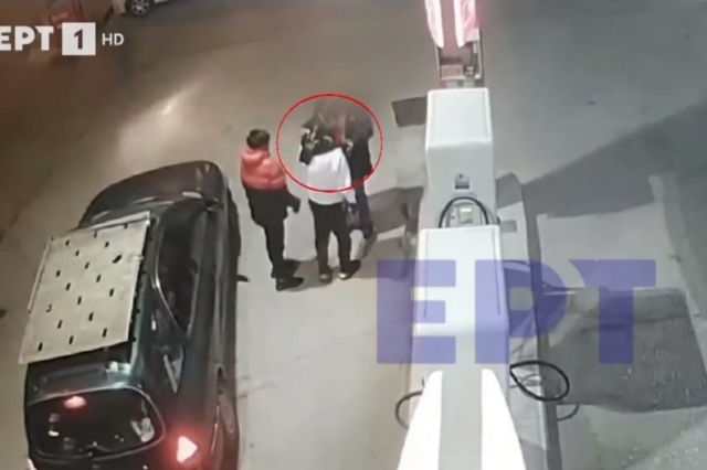Βίντεο ντοκουμέντο: Απειλούν με όπλο ιδιοκτήτρια βενζινάδικου και της αρπάζουν τον σταυρό
