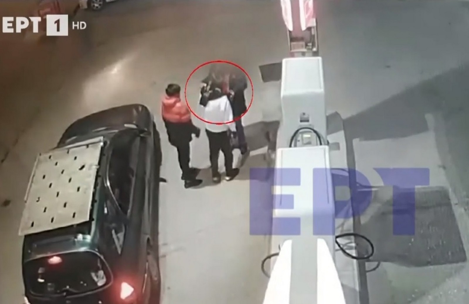 Βίντεο ντοκουμέντο: Απειλούν με όπλο ιδιοκτήτρια βενζινάδικου και της αρπάζουν τον σταυρό