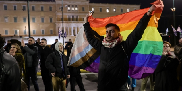 Πολύχρωμη γιορτή και πανηγυρισμοί στο Σύνταγμα για το νομοσχέδιο