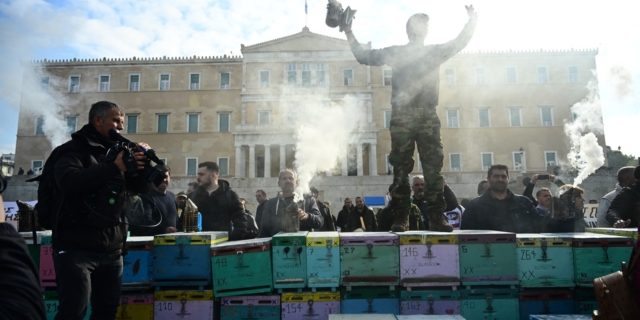 Συλλαλητήριο μελισσοκόμων στην Αθήνα, Πέμπτη 22 Φεβρουαρίου 2024. Οι μελισσοκόμοι ζητούν να αντιμετωπιστούν χρόνια προβλήματα που αφορούν στο υψηλό κόστος παραγωγής και τους ελλιπείς ελέγχους στις παράνομες εισαγωγές και τις ελληνοποιήσεις μελιού, που "γονατίζει" τον κλάδο.