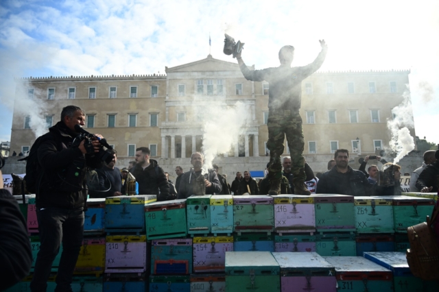 Συλλαλητήριο μελισσοκόμων στην Αθήνα, Πέμπτη 22 Φεβρουαρίου 2024. Οι μελισσοκόμοι ζητούν να αντιμετωπιστούν χρόνια προβλήματα που αφορούν στο υψηλό κόστος παραγωγής και τους ελλιπείς ελέγχους στις παράνομες εισαγωγές και τις ελληνοποιήσεις μελιού, που "γονατίζει" τον κλάδο.
