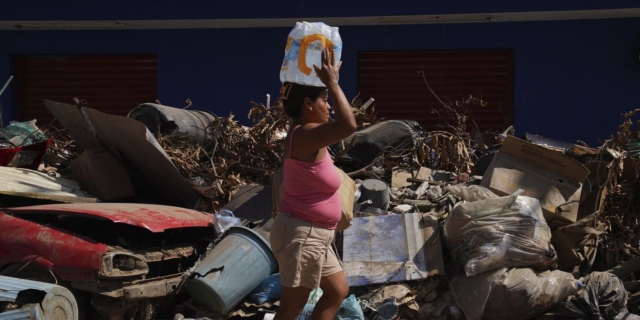 Κάτοικος του Μεξικό μεταφέρει νερό