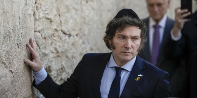Ο Μιλέι πήγε στο Αουσβιτς και “ξέπλυνε” τον Μασκ