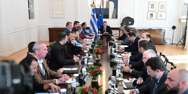 Συνάντηση Μητσοτάκη με εκπροσώπους των αγροτών