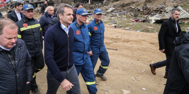 Κυριάκος Μητσοτάκης και Κώστας Αχ. Καραμανλής, στον τόπο του δυστυχήματος στα Τέμπη