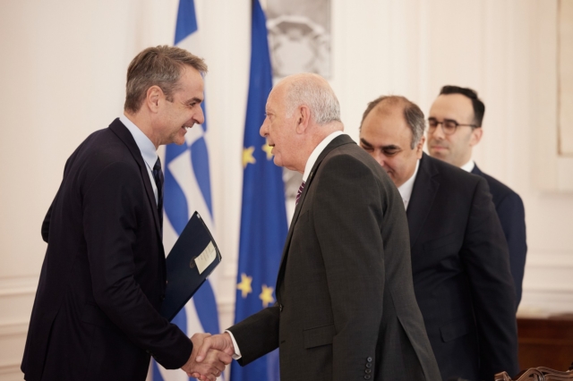 Ο Πρωθυπουργός Κυριάκος Μητσοτάκης συναντήθηκε στο Μέγαρο Μαξίμου με τον Δήμαρχο του κατεχόμενου Δήμου Μόρφου, Βίκτωρα Χατζηαβραάμ, στο πλαίσιο της επίσκεψης της αντιπροσωπείας του Δημοτικού Συμβουλίου του Δήμου Μόρφου στην Αθήνα για την τελετή ανακήρυξης της Προέδρου της Δημοκρατίας Κατερίνας Σακελλαροπούλου σε επίτιμη δημότισσα Μόρφου στις 16 Φεβρουαρίου.