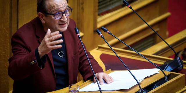 Ο Σπύρος Μπιμπίλας στο βήμα της Βουλής
