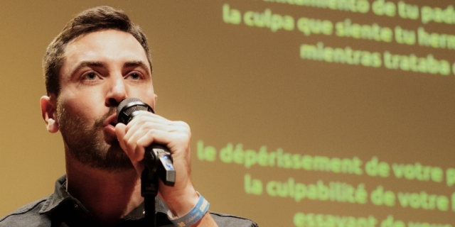 Ο Μανώλης Νανούρης “μετέτρεψε” την ψυχική ασθένεια σε slam ποίηση