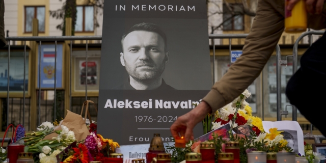 Λουλούδια και κεριά στη μνήμη του Αλεξέι Ναβάλνι