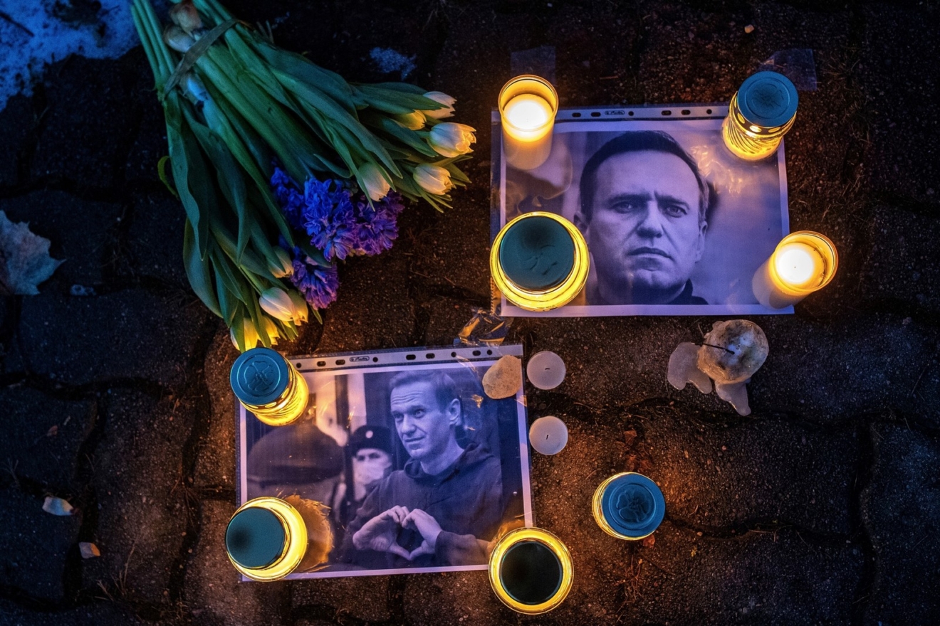 Φωτογραφίες, λουλούδια και κεριά στη μνήμη του Ναβάλνι