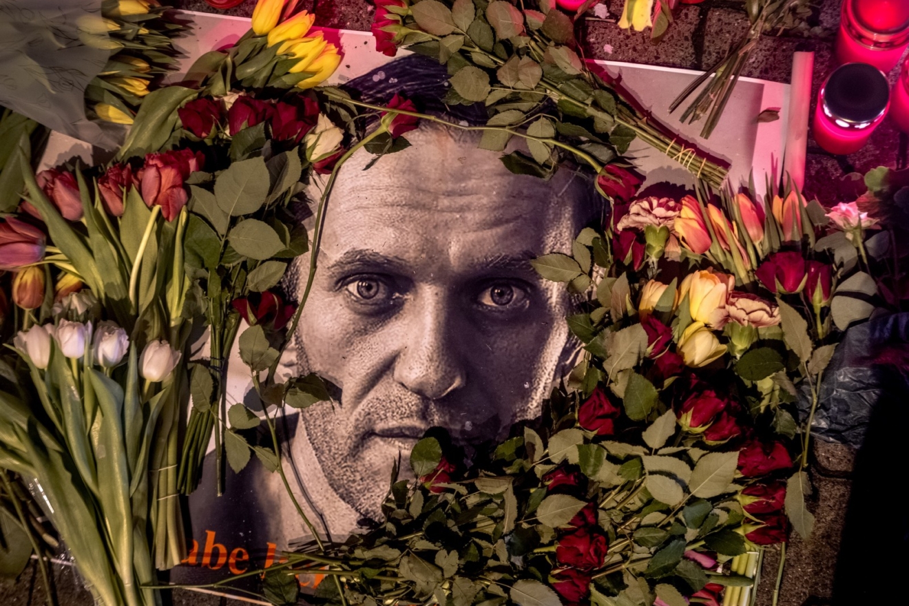 Λουλούδια και κεριά στη μνήμη του Αλεξέι Ναβάλνι