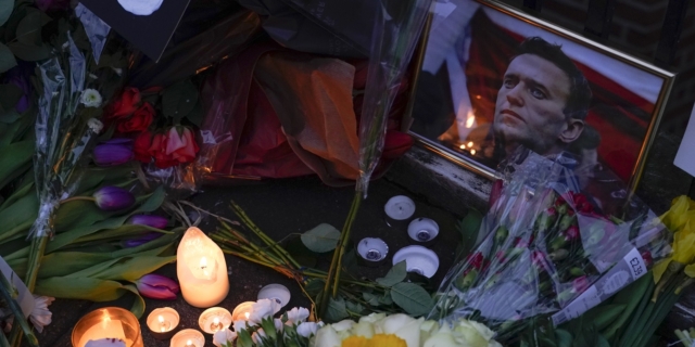 Υποστηρικτές τιμούν τη μνήμη του Ναβάλνι