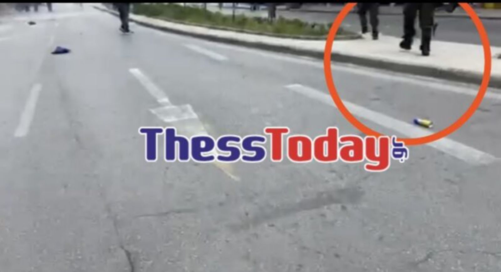 Τέμπη: Επεισόδια στη Θεσσαλονίκη – Η στιγμή που αστυνομικός χάνει το όπλο του