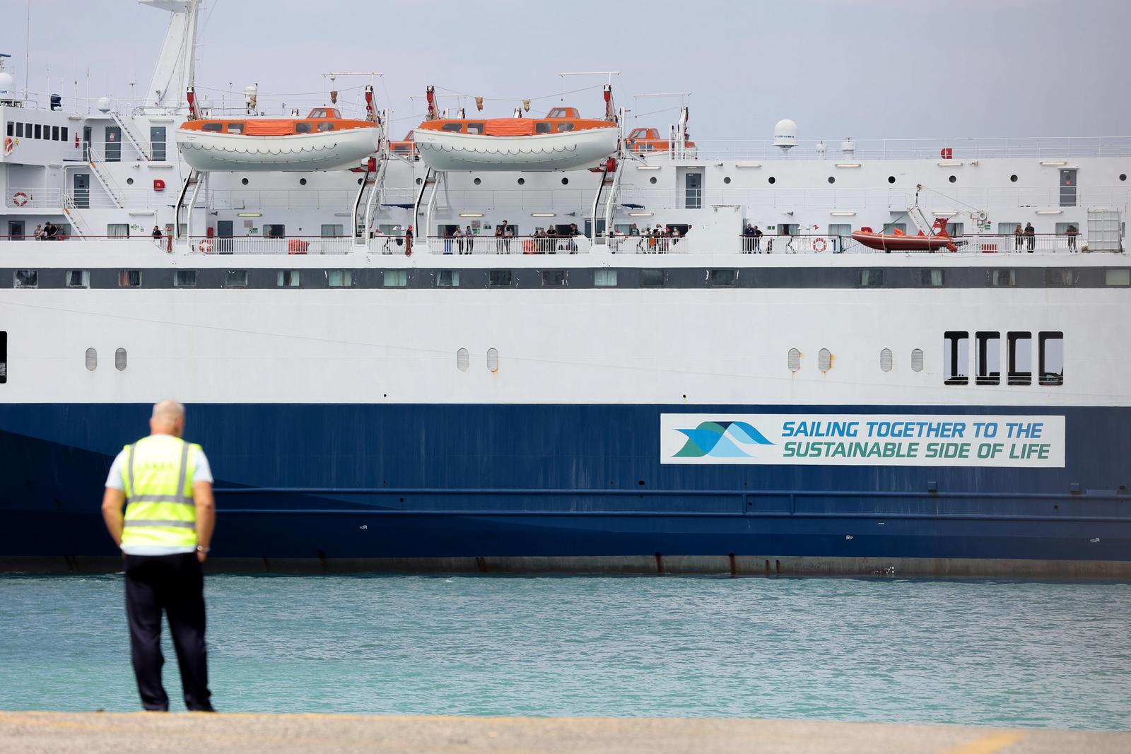 Πλοίο καταφτάνει στο λιμάνι του Πειραιά