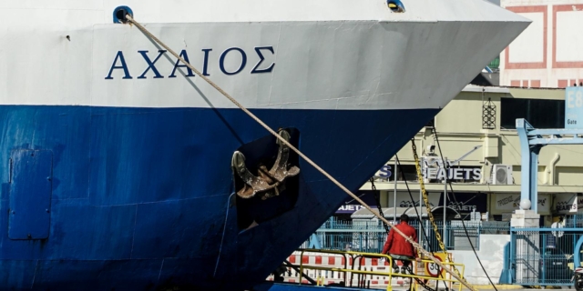 Πλοίο στο λιμάνι του Πειραιά