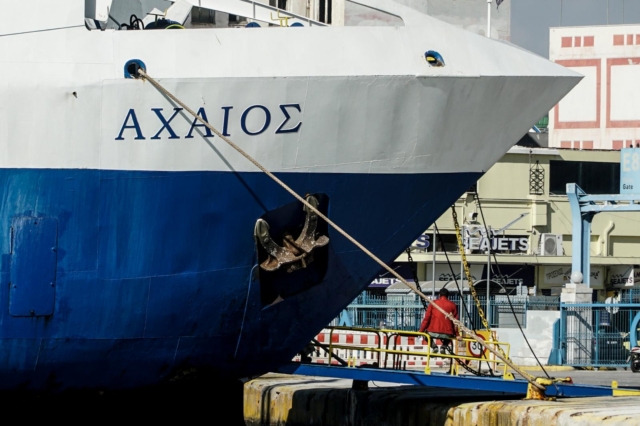 Πλοίο στο λιμάνι του Πειραιά