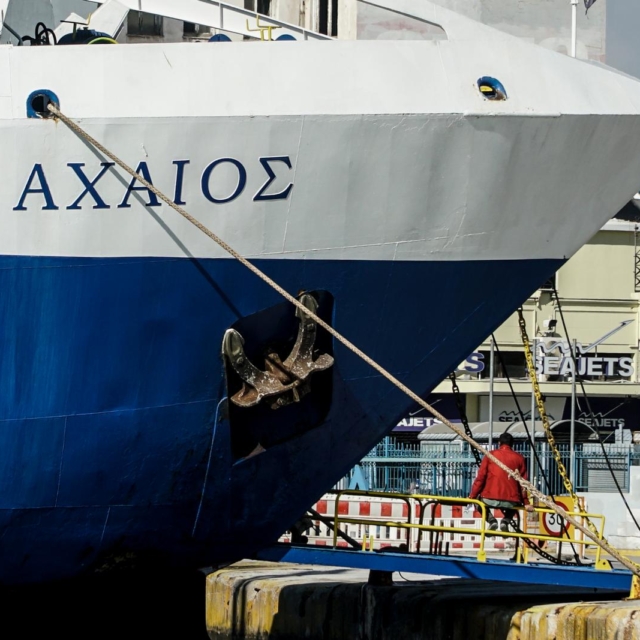 Πλοίο στο λιμάνι του Πειραιά