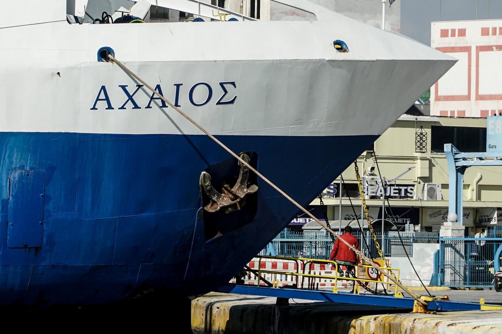 Πλοίο στο λιμάνι του Πειραιά