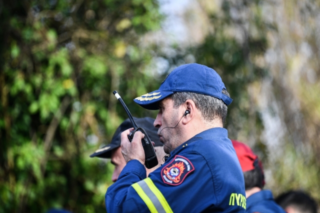 Έρευνες των πυροσβεστών της ΕΜΑΚ και της Αστυνομίας για τον εντοπισμό του ζευγαριού που επέβαινε στο αυτοκίνητο το οποίο και παρασύρθηκε από τα ορμητικά νερά χειμάρρου στην είσοδο της κοινότητας Πλουτοχωρίου του Δήμου Ανδρίτσαινας - Κρεστένων, Τρίτη 16 Ιανουαρίου 2024.