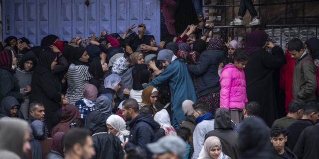 Παλαιστίνιοι περιμένουν τη σειρά τους για να αγοράσουν ψωμί από αρτοποιείο στη Ράφα