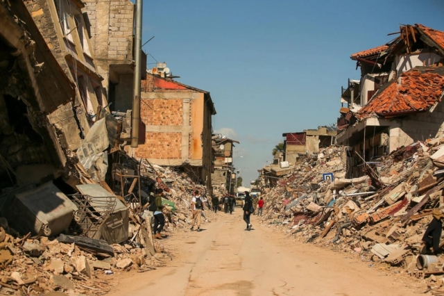 Aνάμεσα στα ερείπια κατεστραμμένων κτιρίων λίγο μετά τους σεισμούς που έπληξαν την περιοχή Hatay στην Τουρκία