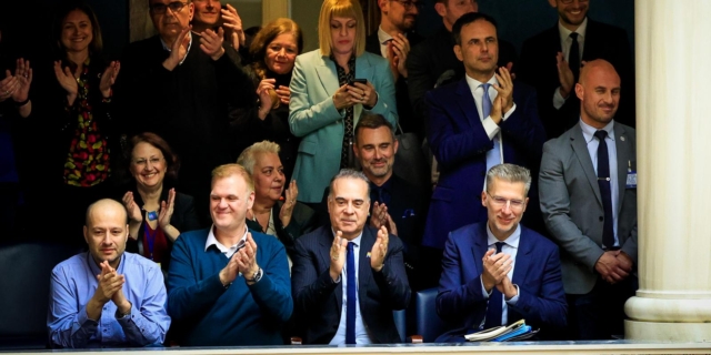 Ο Φώτης Σεργουλόπουλος στα θεωρεία της Βουλής κατά την ψήφιση του νομοσχεδίου για τον γάμο των ομόφυλων ζευγαριών