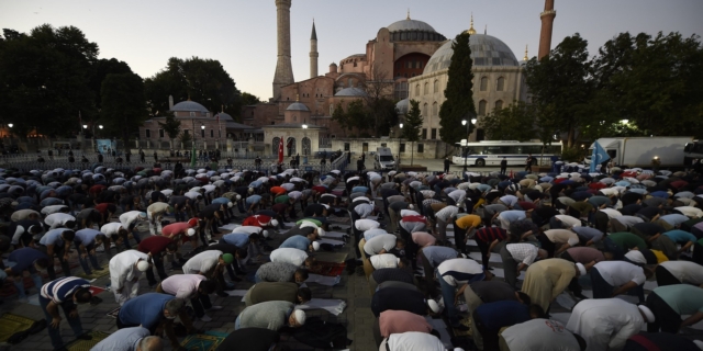 Προσευχή έξω από την Αγία Σοφία