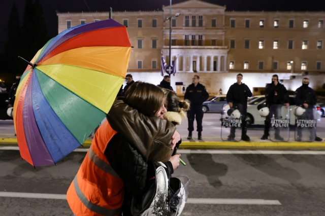 Πανηγυρισμοί στο Σύνταγμα για το νομοσχέδιο