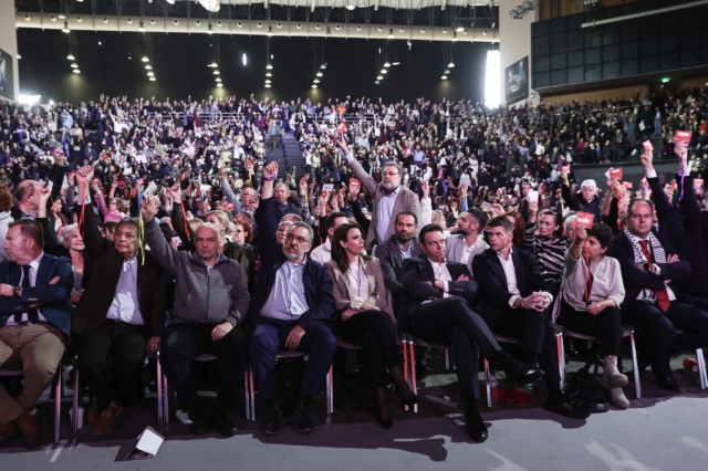 Ο Στέφανος Κασσελάκης με στελέχη του ΣΥΡΙΖΑ, στο 4ο συνέδριο του κόμματος