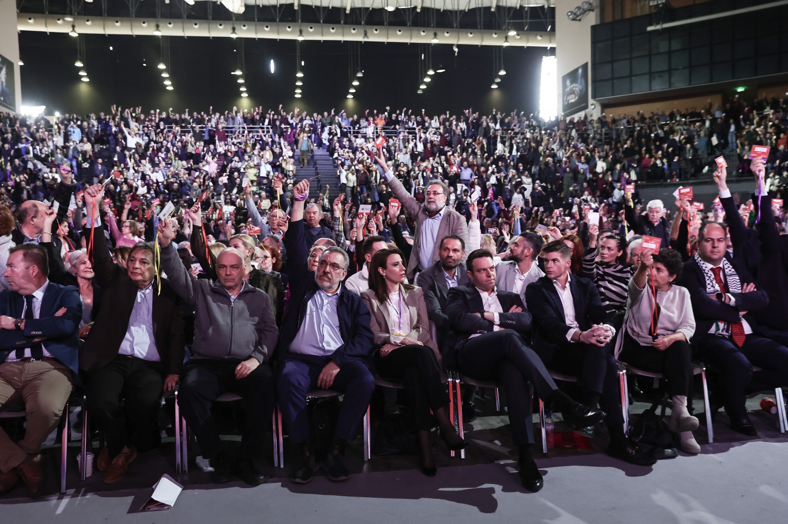 Ο Στέφανος Κασσελάκης με στελέχη του ΣΥΡΙΖΑ, στο 4ο συνέδριο του κόμματος